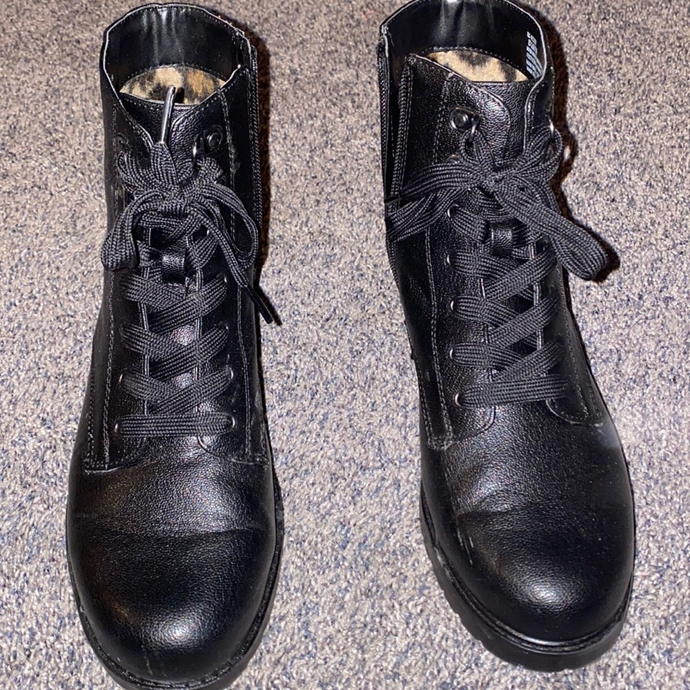 BRAND NEW black work boots. Worn ONCE size 8.5